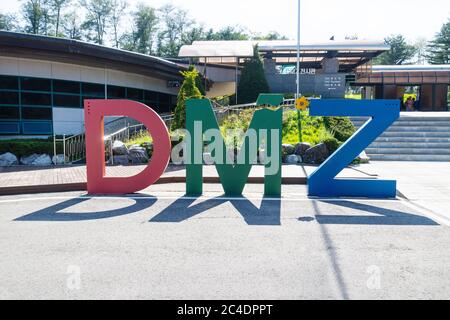 Buntes Schild für die Demilitarisierte Zone mit Schatten, an der Nord-Süd-Grenze in Korea bei der dritten Tunnelsicht Stockfoto