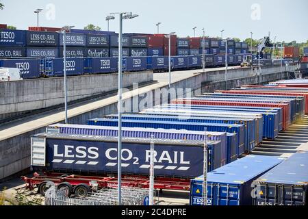 Tesco Lebensmittelauslieferungszentrum Daventry International Rail Freight Terminal DIRFT 2 Schiene Straße intermodale Güterterminal Lagergut Northa Stockfoto