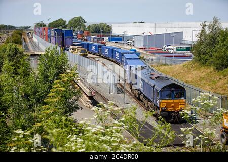 Tesco Lebensmittelauslieferungszentrum Daventry International Rail Freight Terminal DIRFT 2 Schiene Straße intermodale Güterterminal Lagergut Northa Stockfoto