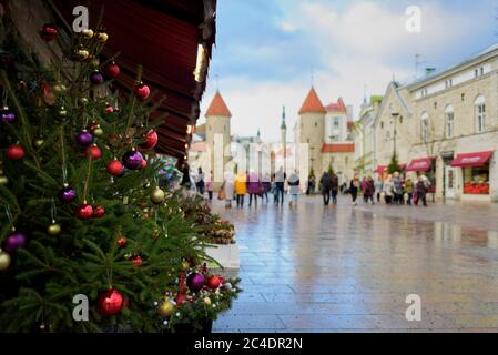 Weihnachtsbaum mit Dekorationen in Tallinn in der Nähe von Viru Gates am Blumenmarkt Stockfoto