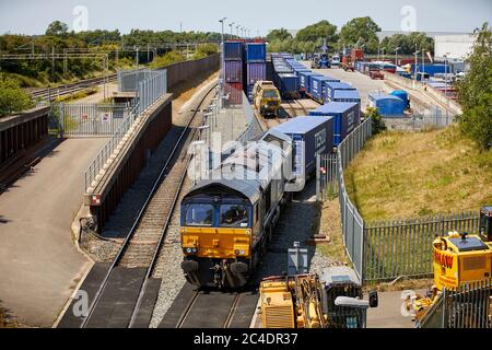 Tesco Lebensmittelauslieferungszentrum Daventry International Rail Freight Terminal DIRFT 2 Schiene Straße intermodale Güterterminal Lagergut Northa Stockfoto