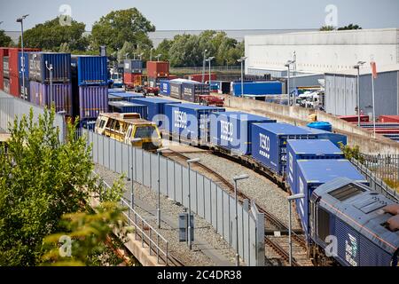 Tesco Lebensmittelauslieferungszentrum Daventry International Rail Freight Terminal DIRFT 2 Schiene Straße intermodale Güterterminal Lagergut Northa Stockfoto