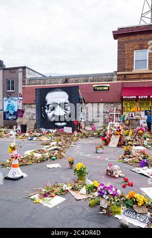 Minneapolis, MN/USA - 21. Juni 2020: Gedenkstätte und Opfergaben für george floyd an der Stelle seiner Verhaftung und seines Todes. Stockfoto