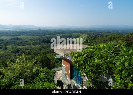 Blick vom Dora Observatorium in der DMZ auf das nordkoreanische Propagandadorf und Kaesong mit verlassenen Beobachtungspostbunker Stockfoto