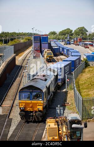 Tesco Lebensmittelauslieferungszentrum Daventry International Rail Freight Terminal DIRFT 2 Schiene Straße intermodale Güterterminal Lagergut Northa Stockfoto