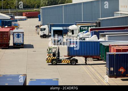 Tesco Lebensmittelauslieferungszentrum Daventry International Rail Freight Terminal DIRFT 2 Schiene Straße intermodale Güterterminal Lagergut Northa Stockfoto