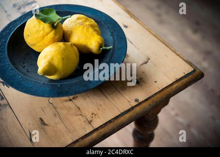 Beton Obstschale mit Amalfi Zitronen in einem Country Style Haus Stockfoto