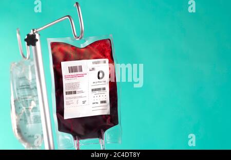 Blutbeutel und Salzbeutel, die am Krankenhausständer hängen Stockfoto