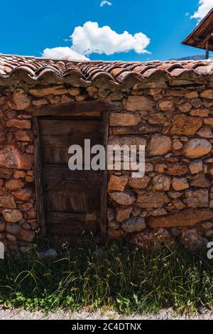 Rustikale Tür eines verlassenen Bauernhaus, mit Steinmauern in einem Dorf in den Pyrenäen gemacht. Stockfoto