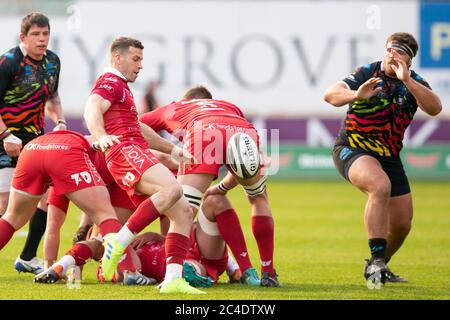 Parc y Scarlets, Llanelli, Wales, Großbritannien. Samstag, 13. April 2019.Scarlets Scrum Half Gareth Davies tritt im Guinness Pro14 Match zwischen Scarlets und an Stockfoto