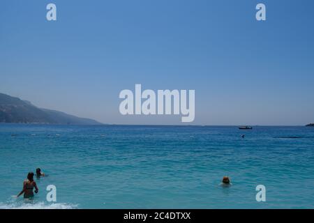 Touristen genießen das Wasser am Strand von Oludeniz in der Türkei Stockfoto