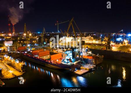 Drohne Nacht Panorama Schiffe in trockenen Docks in Danzig Polen Werft Stockfoto