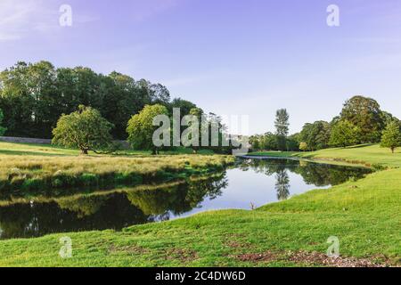 Eine Kurve im Fluss Bela im Dallam Park, Milnthorpe, Cumbria, Großbritannien Stockfoto