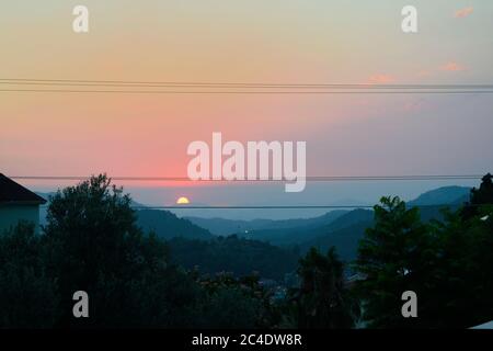 Wunderschöne Aussicht auf den Sonnenuntergang über den Bergen in Fethiye, Türkei Stockfoto