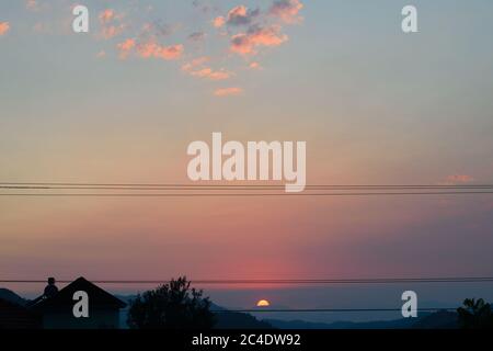 Wunderschöne Aussicht auf den Sonnenuntergang über den Bergen in Fethiye, Türkei Stockfoto