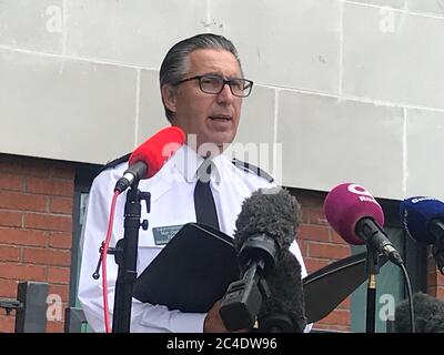 Superintendent Muir Clark, der die Entdeckung eines Rucksacks des vermissten Teenagers Noah Donohoe als bedeutsam begrüßt hat. Während einer Pressekonferenz auf der Polizeistation Musgrave Street im Stadtzentrum von Belfast sprach er mit den Medien, da der sechste Tag der Suche nach dem 14-Jährigen andauert. Stockfoto