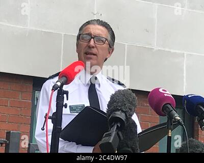 Superintendent Muir Clark, der die Entdeckung eines Rucksacks des vermissten Teenagers Noah Donohoe als bedeutsam begrüßt hat. Während einer Pressekonferenz auf der Polizeistation Musgrave Street im Stadtzentrum von Belfast sprach er mit den Medien, da der sechste Tag der Suche nach dem 14-Jährigen andauert. Stockfoto