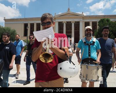 Athen, Griechenland. Juni 2020. ? die Musiker protestieren in Athen und fordern Unterstützung von der Regierung. (Foto von George Panagakis/Pacific Press) Quelle: Pacific Press Agency/Alamy Live News Stockfoto