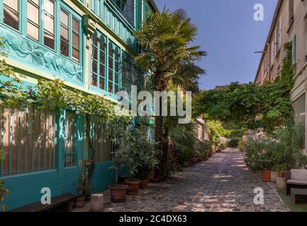 Paris, Frankreich - 24. Juni 2020: Die Figuier Straße mit ihrer Vegetation im 11. Bezirk von Paris Stockfoto