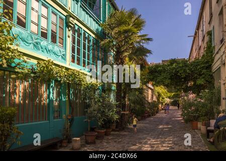 Paris, Frankreich - 24. Juni 2020: Die Figuier Straße mit ihrer Vegetation im 11. Bezirk von Paris Stockfoto