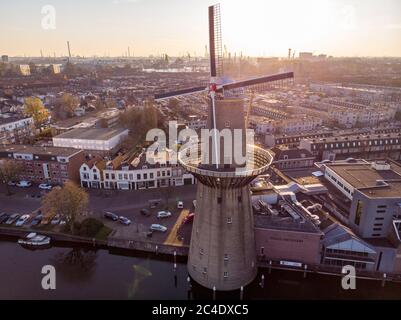 Schöne Windmühle in der Provinz Schiedam Südholland, diese höchste Windmühle der Welt, auch bekannt als Brennermühlen, wurden zum Mahlen von Getreide verwendet Stockfoto