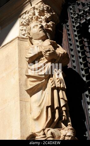 Portugal, Alentejo Region, Evora Altstadt. Marmorfigur am Eingang der Kathedrale von Evora. UNESCO-Weltkulturerbe. Stockfoto