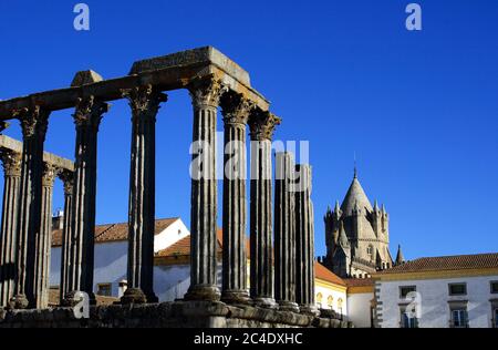 Portugal, Alentejo, Évora historische Zentrum. Granit Säulen von Dianas Tempel - römische Reste zum Weltkulturerbe der UNESCO gehört. Stockfoto