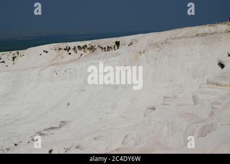 Blick auf die leeren, höher gelegenen Terrassen von Pamukkale in der Türkei Stockfoto