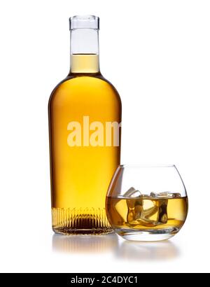 Eine volle Flasche goldenen Whisky, ohne Etikett oder Branding, und ein kreisförmiges Glas Whisky und Eis, isoliert auf Weiß mit einer leichten Reflexion Stockfoto