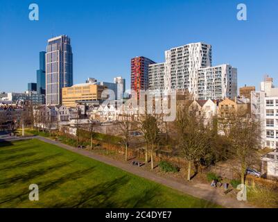 Blick vom Park auf die teuersten Wohngebäude in Rotterdam, Niederlande. Ungewöhnlich gestaltete Architektur in der Nähe des Hauptbahnhofs Stockfoto