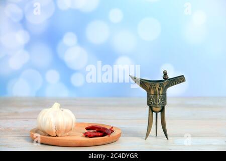 Chinesische Spirituosen und Kupferweingläser Stockfoto