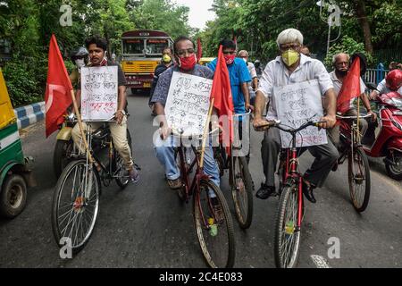 Kalkutta, Indien. Juni 2020. Während der Demonstration fuhr der Staatliche Kongress auf der Straße mit Fahrrädern.der Staatliche Kongress veranstaltete eine Demonstration gegen den kontinuierlichen Anstieg der Benzin-Diesel-Preise in den Bezirken. In der Hauptstadt des Bundesstaates wurde der Protest von Rajya Sabha MP Digvijaya Singh geführt, der mit dem Fahrrad vom Roshanpura-Platz aus von Kongressangestellten des Bezirks begleitet fuhr und ein Memorandum für den Chief Minister Shivraj Singh Chouhan vorlegte. Kredit: SOPA Images Limited/Alamy Live Nachrichten Stockfoto