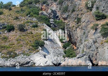 Ein großer Crack in einem Felsvorsprung bei Oludeniz in der Türkei Stockfoto