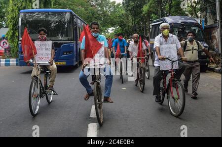 Kalkutta, Indien. Juni 2020. Während der Demonstration fuhr der Staatliche Kongress auf der Straße mit Fahrrädern.der Staatliche Kongress veranstaltete eine Demonstration gegen den kontinuierlichen Anstieg der Benzin-Diesel-Preise in den Bezirken. In der Hauptstadt des Bundesstaates wurde der Protest von Rajya Sabha MP Digvijaya Singh geführt, der mit dem Fahrrad vom Roshanpura-Platz aus von Kongressangestellten des Bezirks begleitet fuhr und ein Memorandum für den Chief Minister Shivraj Singh Chouhan vorlegte. Kredit: SOPA Images Limited/Alamy Live Nachrichten Stockfoto