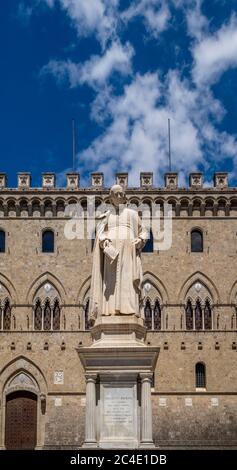 Statue von Sallustio Bandini auf der Piazza Salimbeni. Siena, Italien. Stockfoto