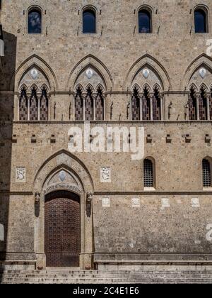 Außenansicht der Banca Monte dei Pashchi auf der Piazza Salimbeni, Siena, Italien. Stockfoto