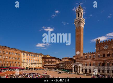 Palazzo Pubblico und sein Torre del Mangia in Piazza del Campo, Siena. Italien Stockfoto