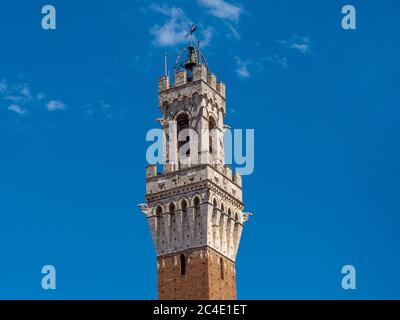 Der obere Teil des Torre del Mangia in Piazza del Campo, Siena. Italien Stockfoto