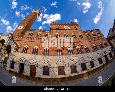 Das Rathaus und der Glockenturm von Siena befinden sich auf der Piazza del Campo. Siena. Italien. Stockfoto