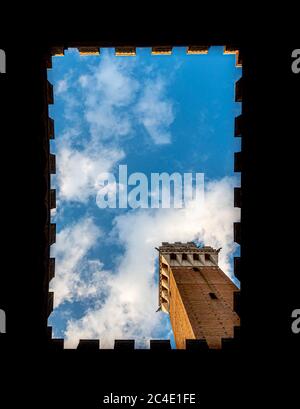 Die Mauern des Hofes im Palazzo Pubblico, der in den Himmel blickt. Siena. Italien. Stockfoto