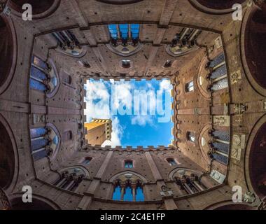 Die Mauern des Hofes im Palazzo Pubblico, der in den Himmel blickt. Siena. Italien. Stockfoto