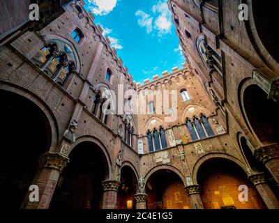 Die Mauern des Hofes im Palazzo Pubblico, der in den Himmel blickt. Siena. Italien. Stockfoto