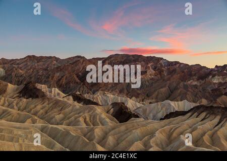 Blick auf Zabriskie Point bei Sonnenuntergang, im Death Valley National Park Stockfoto