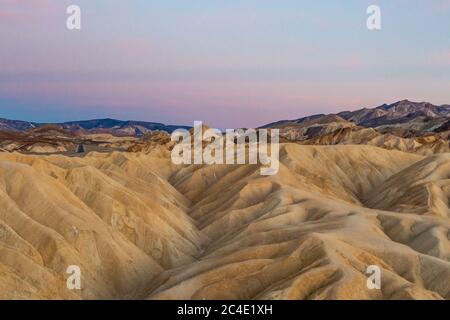 Blick auf Zabriskie Point bei Sonnenuntergang, im Death Valley National Park Stockfoto