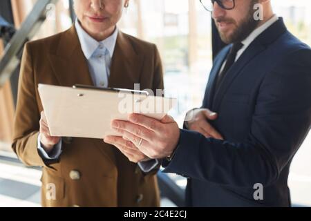 Nahaufnahme von Geschäftsleuten halten Zwischenablage Sie den Vertrag im Büro unterzeichnen Stockfoto