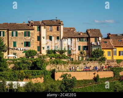 Gruppe von Menschen, die draußen auf einer Terrasse in Siena essen. Italien Stockfoto