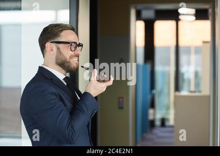 Erfolgreiche reife Geschäftsmann in Anzug hat ein Gespräch auf Handy, während im Freien stehen Stockfoto