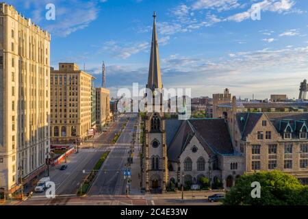 Detroit, Michigan - Central United Methodist Church in der Innenstadt von Detroit, Blick nach Norden entlang Woodward Avenue. Stockfoto