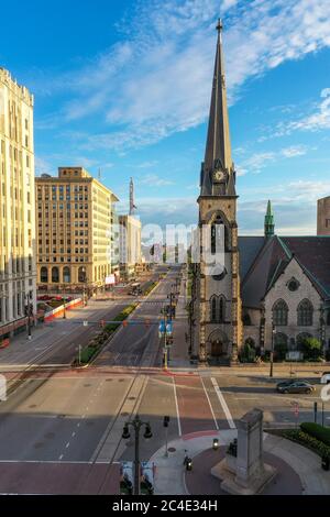 Detroit, Michigan - Central United Methodist Church in der Innenstadt von Detroit, Blick nach Norden entlang Woodward Avenue früh am Morgen während der coronavir Stockfoto