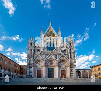 Südwestliche Fassade der Kathedrale von Siena. Siena. Italien. Stockfoto